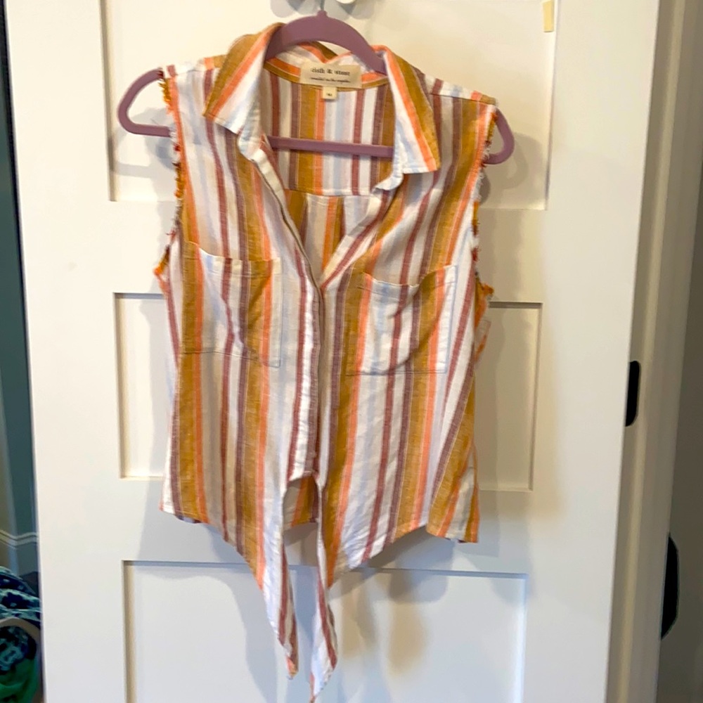 Trendy tie at bottom tank medium